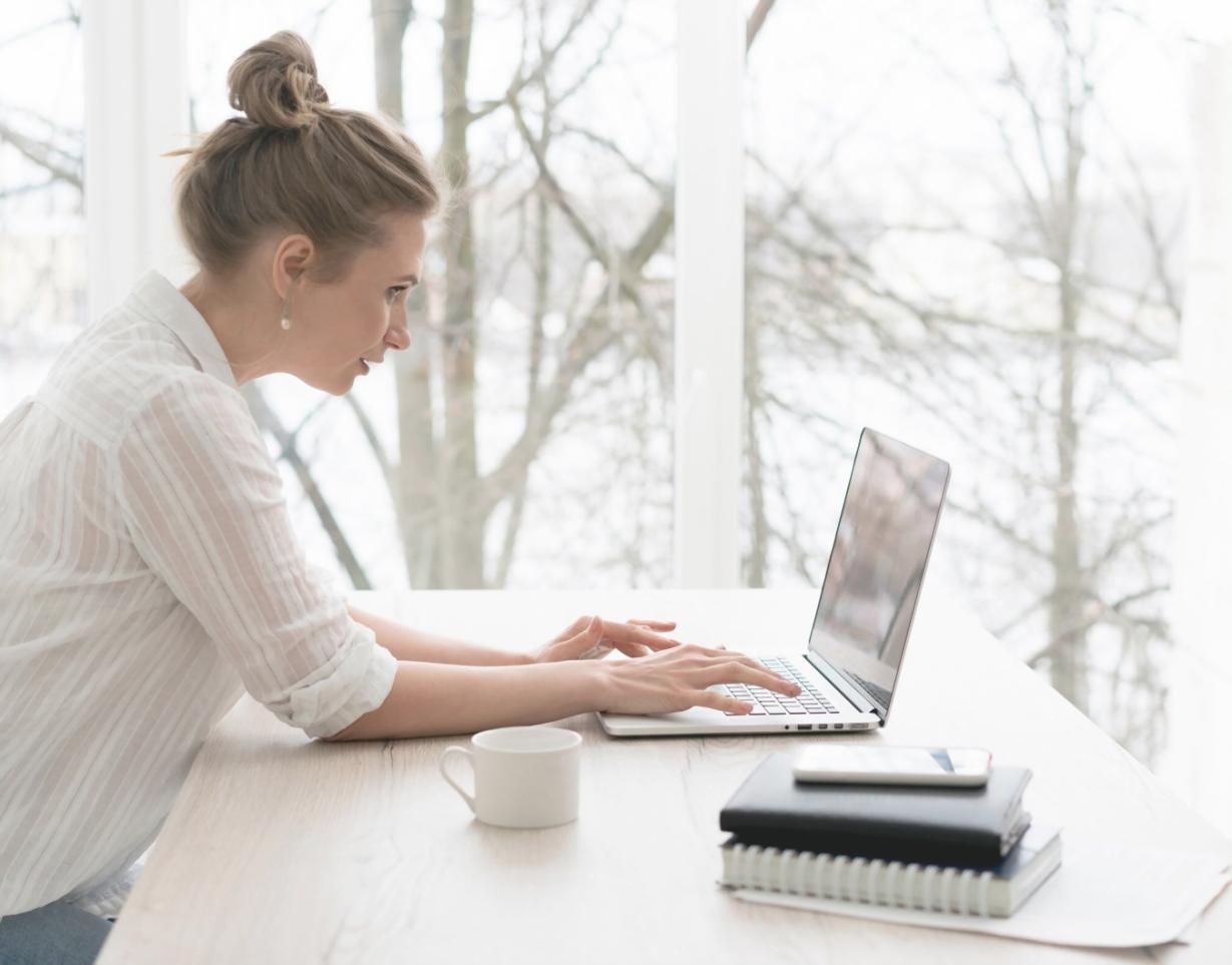 Professional learning environment with modern workspace setup